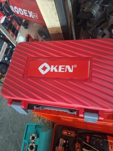 электроинструменты bosch: Набор аккумуляторных инструментов OKEN в красном кейсе включает
