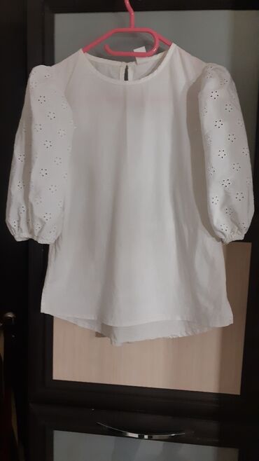 стильные белые блузки: Школьная форма, цвет - Белый, Б/у