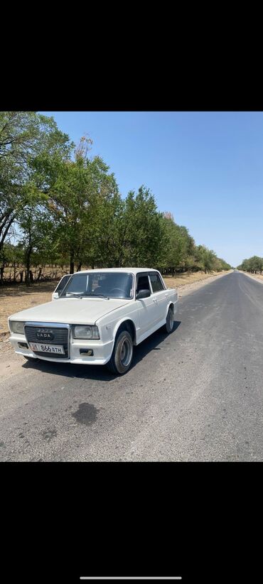 лада тарзан: Белый седан Lada VAZ-2107. Этот автомобиль отличается классическим