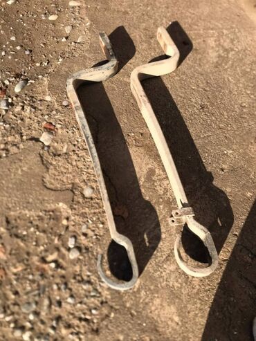 стол письменный б: Пара металлических крюков-держателей. - Материал: стальной