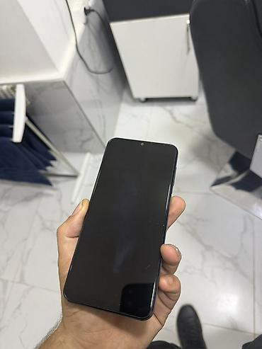 Smartfon – tam ekranlı, nazik çərçivəli qara korpus - Ön tərəfdə