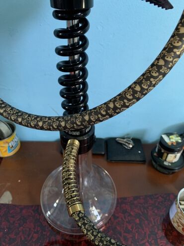 kart qabı: Şüşə əsaslı, yığcam qəlyan dəsti. Qara rəngli spiral gövdəyə və kəllə