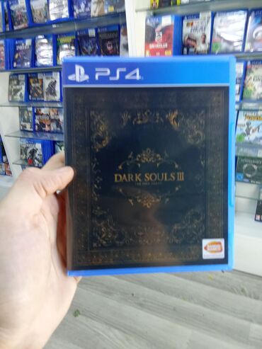 Oyun diskləri və kartricləri: PS4 platforması üçün Dark Souls III video oyunu. Bu oyun, mürəkkəb
