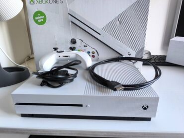 mali sporet sa dve ringle i rernom cena: Prodajem Xbox One S All Digital Edition, 1TB. U pitanju je verzija bez