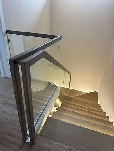 Изготовление перил: Элегантная винтовая лестница с перилами, выполненными из комбинации — 17