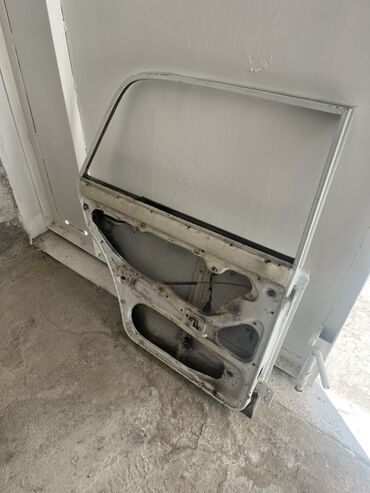 Qapılar: VAZ 21011 model avtomobil üçün qapı. Normal vəziyyətdədir
