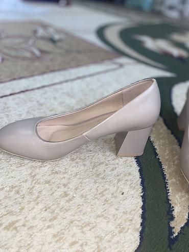 комтер: Туфли, 37, Christian Louboutin, Б/у, цвет - Бежевый, Самовывоз — 3