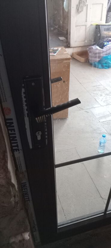 Plastik qapılar: PVC vitraj qapı-pəncərə sistemi - Material: tünd ağac rəngində PVC — 3