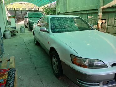 мотор на виндом: Автомобиль Toyota белого цвета с кузовом седан. На лобовом стекле