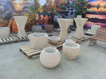 Вазы: Компания производит декоративные цветочные вазы с фактурой из
