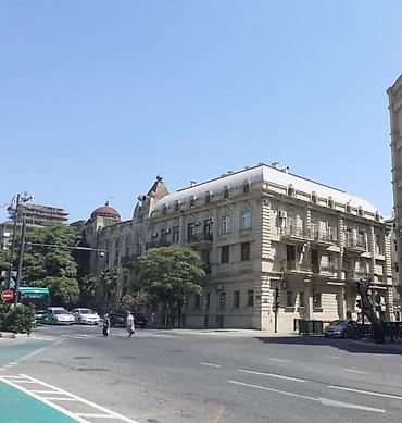 kiraye gence: Nizami Moll, Nizami metronun garşisinda arxitektur daş binadir — 1
