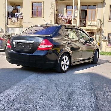 nişan tida: Nissan Tiida sedan – qara rəng, 4 qapı, AZ dövlət nömrə nişanı — 3