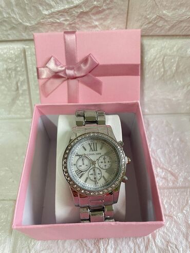 Ručni satovi: Cena: 2700 din (sa kutijom)
Cena:2500 din (bez kutije) — 2