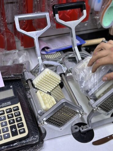 закройный стол: Профессиональная ручная машина для нарезки картофеля фри и овощей. -