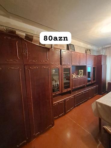 vitrin stend: Qonaq otağı üçün iri divar mebeli – klassik üslubda, tünd taxta — 1