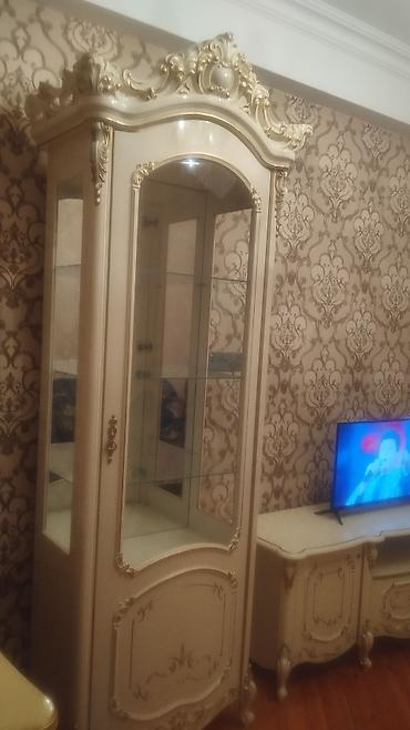 salon dolab: Klassik üslubda qonaq otağı mebel dəsti Tərkibi: - 2 ədəd vitrin şkaf — 4