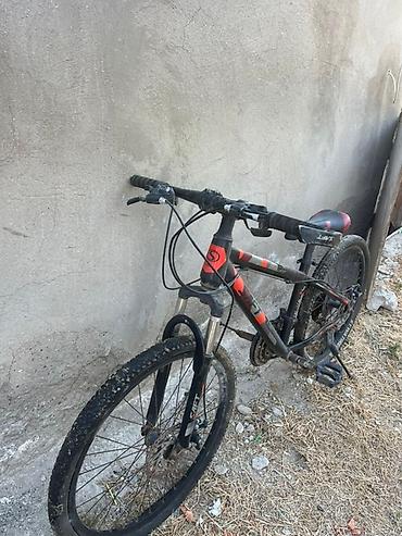 Velosipedlər: Qara rəngdə, qırmızı və narıncı vurğulara malik dağ velosipedi — 2