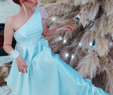 kilo ver чай: Bir çiyinli, zərif ziyafət/libas - Rəng: açıq mavi, saten parıltılı