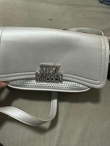 sinsay valjevo: Steve Madden srebrna crossbody torba sa ukrasnim nitnama i logotipom — 3