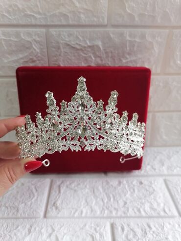 Aksesoari za kosu: Svečane srebrne tijare sa kristalima - Elegantan dizajn sa bogato — 4