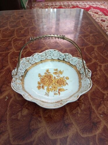 yolka tortu sekilleri: Tort və şiriniyyat qabı, rəng - Ağ