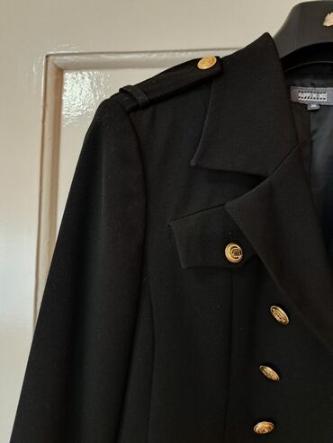 Sakoi: Crni blejzer sa dvorednim kopčanjem i zlatnim dugmadima - Model — 7