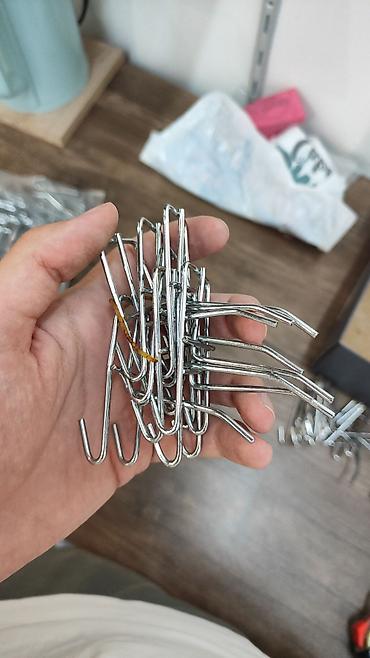 Vitrin üçün aksesuarlar: Məhsul: Perforasiya olunmuş lövhə (pegboard) üçün metal asqı qarmaqlar — 3