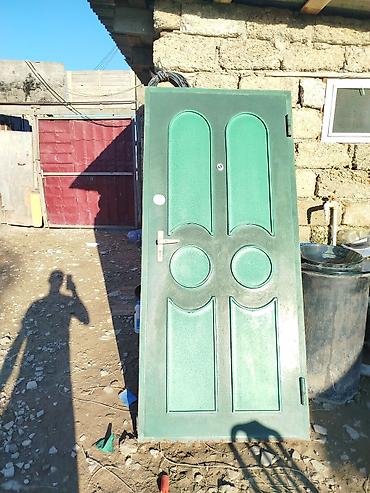Qalin şvellerdən yiğilma seyf qapidir hər şeyi üstündədi heç bir