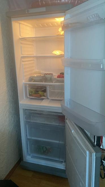 mini refrigerator: Холодильник с нижней морозильной камерой, в сером цвете. Компактная — 1