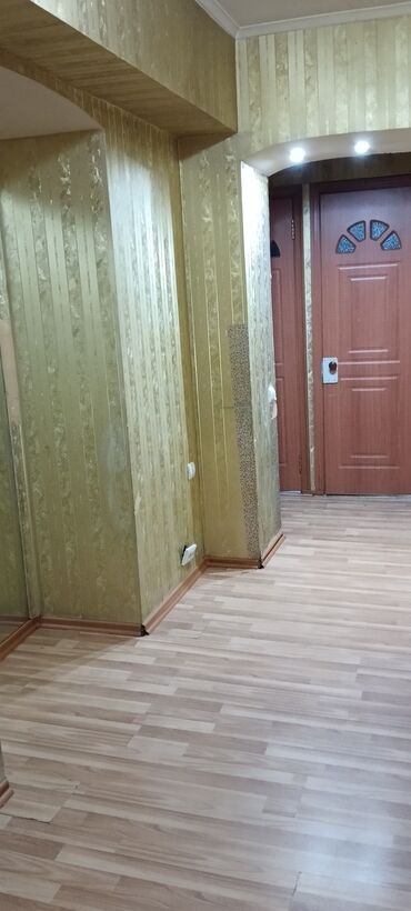 сдается квартира 6 микрорайон: 3 бөлмө, Менчик ээси, Чогуу жашоосу жок, Жарым -жартылай эмереги бар