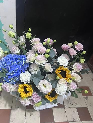 Большая цветочная композиция в нежной пастельной гамме с яркими