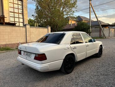 Mercedes-Benz: Mercedes-Benz E-Class в кузове W124. Это классический седан белого