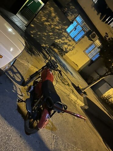 taxtanın qiyməti 2021: Qırmızı mini-motosiklet/skuter tipli iki təkərli nəqliyyat vasitəsi