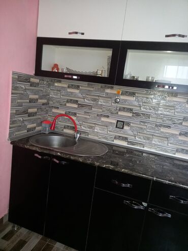 Mətbəx mebeli: Mətbəx mebeli dəsti - Üst modul: ağ rəngli şkaflar, biri şüşəli — 5