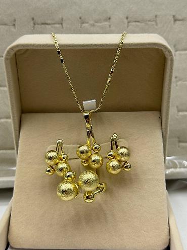 Наборы украшений: Наборы ювелирных украшений в подарочных боксах. Состав каждого — 7