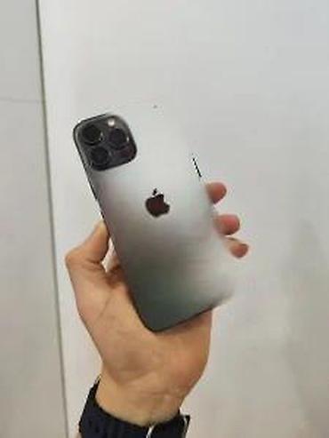 Apple iPhone: Apple iPhone – zelena nijansa, sa trostrukom zadnjom kamerom i LED — 9