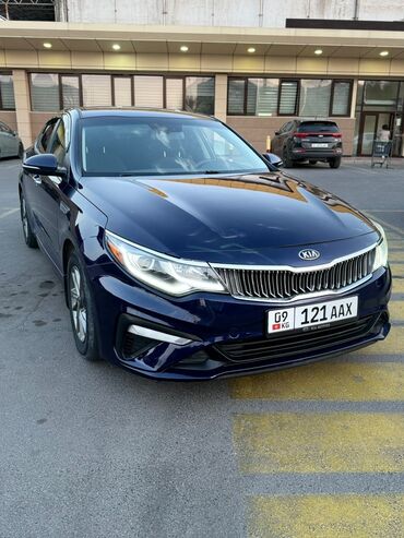 фонари на авто: Элегантный седан Kia Optima глубокого синего цвета. Модель оснащена