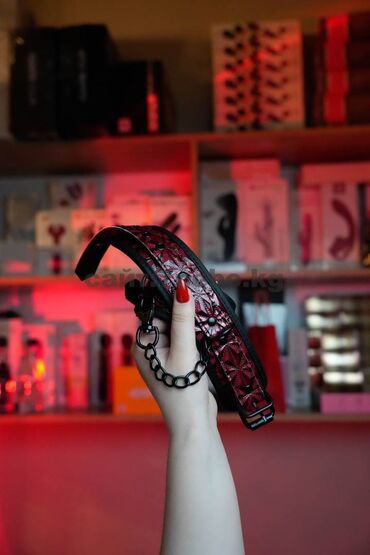 новогодние товары: Лакированные красные наручники Наручники для сексуальных игр
