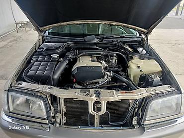 arxa kapot: Mercedes-Benz C-Sinif sedan - Korpus: 4 qapılı sedan, qızılı/metallik — 4
