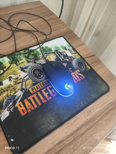 Аксессуары для ПК: Logitech G seriyasına aid qara rəngli oyun siçanı. Siçan üzərində