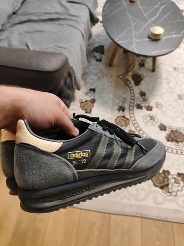Botinkalar: Adidas SL 72 idman ayaqqabıları. Qara və boz rənglərdədir, yan