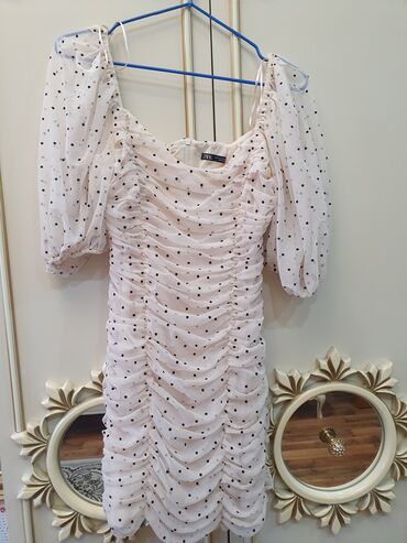 Dəstlər, kostyumlar: Qadın üçlü dəst – qara rəngdə, ağ kvadrat naxışlı. - Dəst: uzun -da lalafo.az — 14 Dəstlər, kostyumlar: Qadın üçlü dəst – qara rəngdə, ağ kvadrat naxışlı. - Dəst: uzun — 14