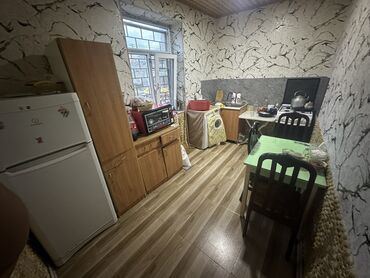 Köhnə tikili: Satılır: Mənzil (şəkillərdə göstərilən) - Plan: 2 otağa çevrilə — 10