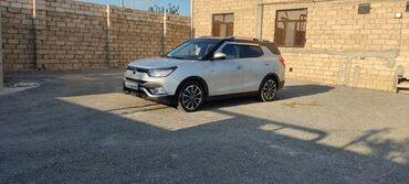 Gümüşü rəngli SsangYong Tivoli krossover. Bu kompakt krossover