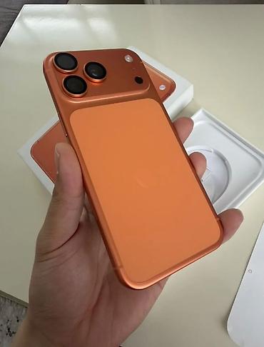sony xplod: Смартфон в ярком оранжевом цвете с модулем из трёх камер и вспышкой — 1