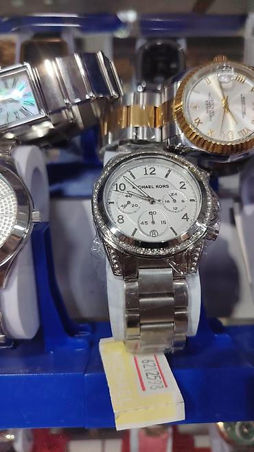 bakida saat: Michael Kors qadın qol saatı - Korpus: qızılı ton, bəzəkli daşlarla — 8