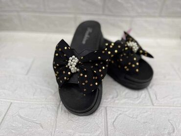 Papuče: 36-40
1600 din
Roba sa kosova — 3