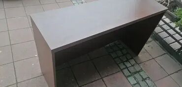 Stolovi: -Pult se izradjuje se od Univera u beloj boji debljina ploce je — 5