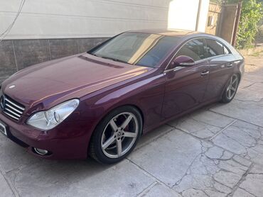 дом на калесах: Mercedes-Benz CLS-Class, выполненный в цвете «баклажан», представляет