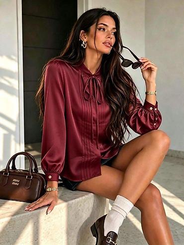 Elegantna ženska bluza sa satenskim efektom, namenjena za